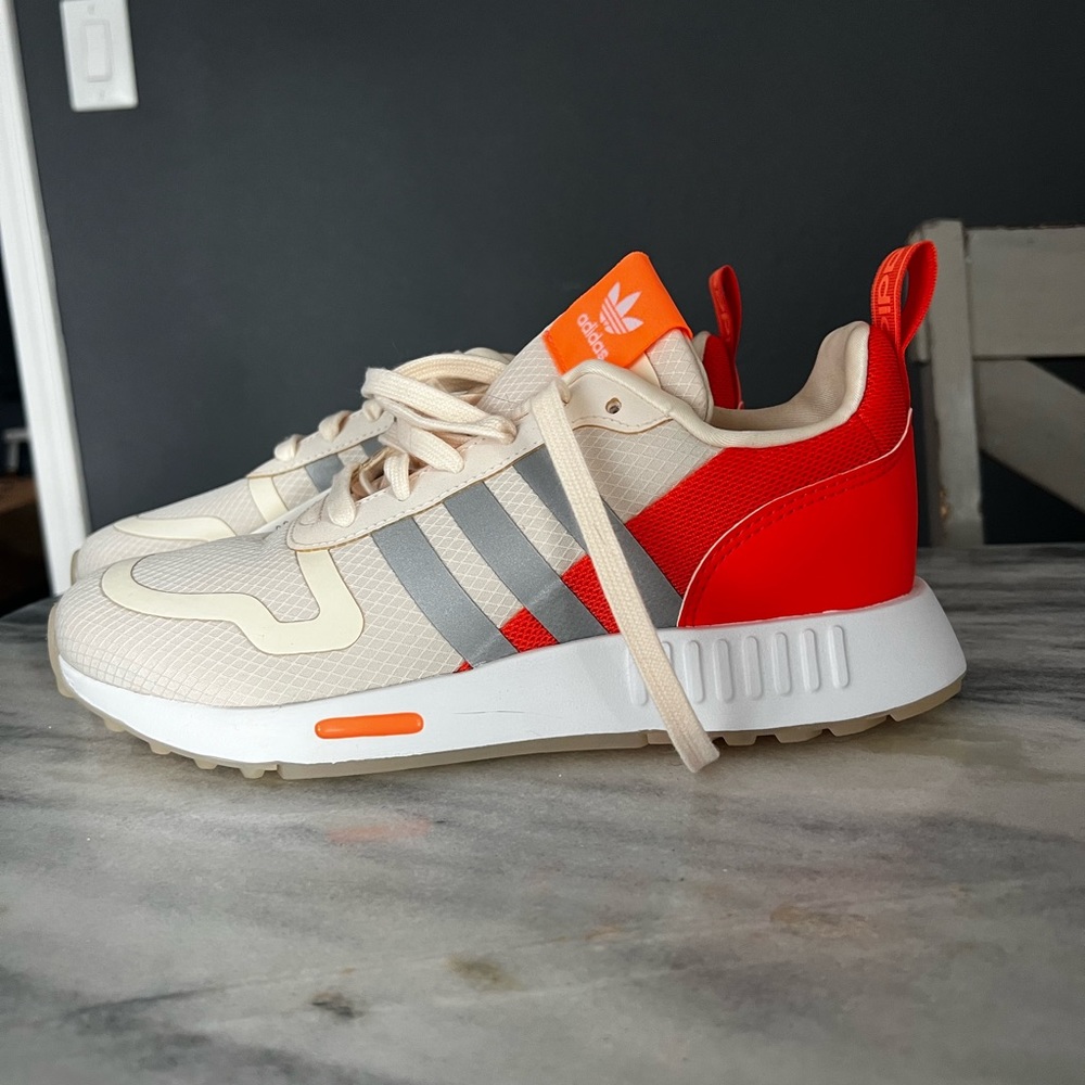 Adidas sneakers women’s size 7.. but fits more like a 8